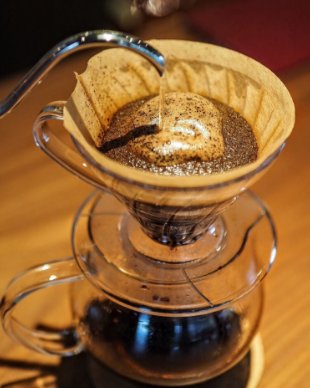 コーヒーをペーパードリップで淹れている